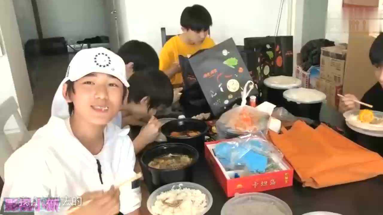 台风少年团日常宋亚轩和丁程鑫聊天太投入吃饭不摘口罩哈哈