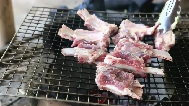 野外烹饪:柬埔寨美女用原始方法来烹饪猪肋骨,看得人口水直流