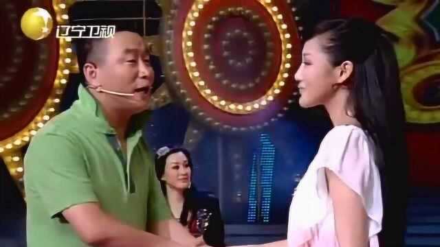 李小明与邓天晴二人手拉手,深情演唱经典情歌《不能忘记你》