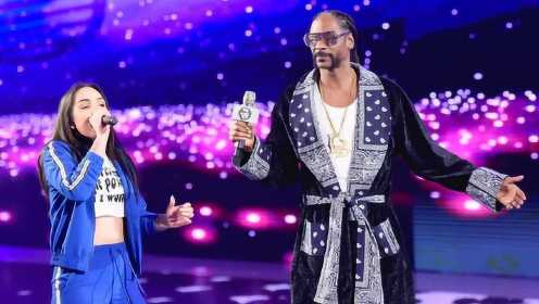 嘻哈元祖狗爷Snoop Dogg现身2016摔跤狂热大赛为表妹莎夏献唱