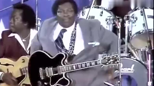 这才是伟大的吉他手啊,布鲁斯吉他大师BBKing表演时断弦