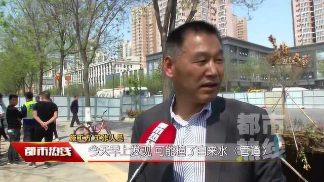 西安北郊路面突塌现深坑 疑施工不慎所致