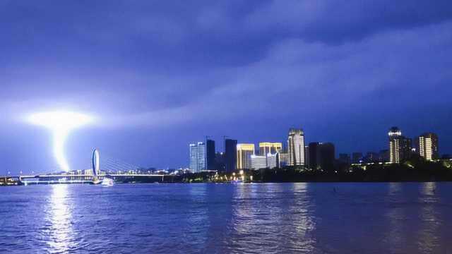 雷电天气来袭,闪电划过夜空如白昼,市民狂拍闪电大片