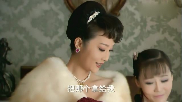 管家端上来大烟给皇后娘娘,皇后娘娘:不抽了,管家听完竟哭了