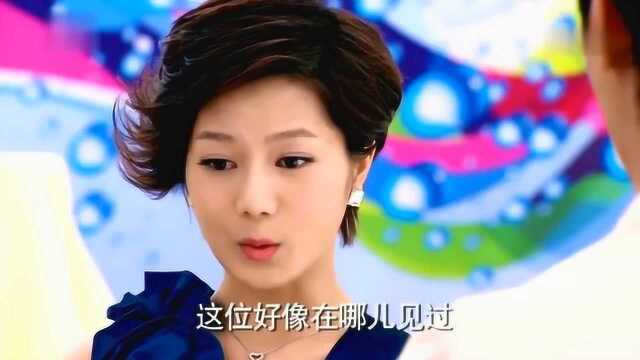 心机女嘲笑名模女孩是落汤鸡,女孩把衣服一脱,告知她什么叫身材