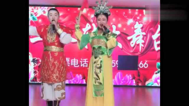 东北著名的二人转演员七岁红和兜兜,最经典的二人转了