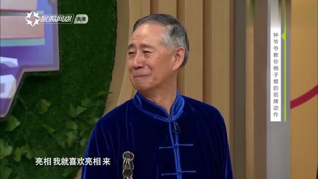 大爷来到现场后,教大家梢子棍的招牌动作,建议中老年人学一下