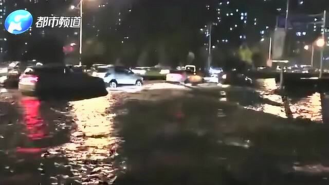 河南多地暴雨,朋友圈开启“看海”模式:有人开船上街!