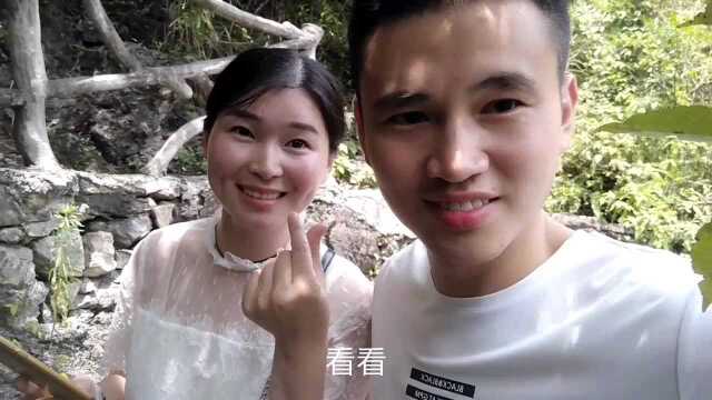 红果树旅游景点,天门洞深不见底,景色迷人