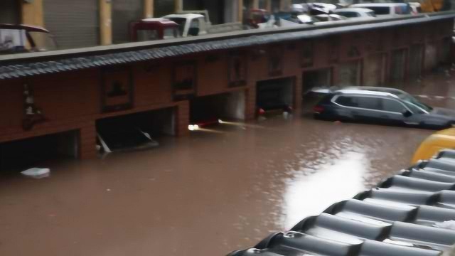 贵州赤水遭暴雨突袭,居民楼被淹困2人