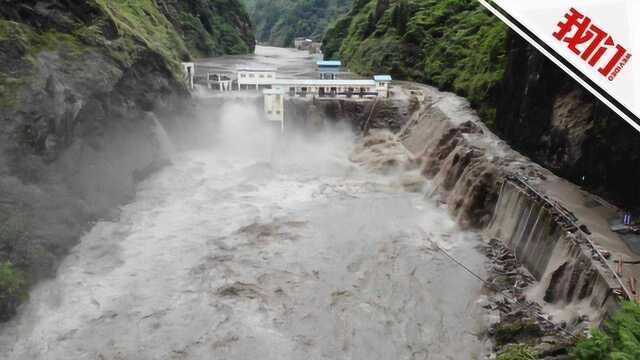 航拍阿坝州龙潭水电站漫坝现场:滚滚山洪从7个窗户喷涌而出