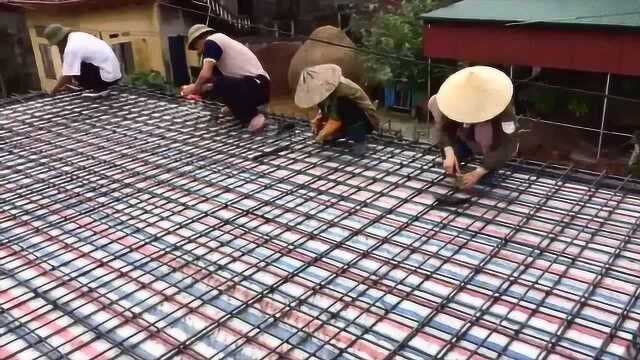 实拍国外农村自建房,原来是这样建造的,难怪下雨从不漏水