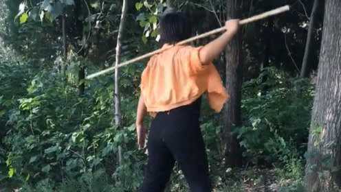 农村女孩演练疯魔棍，棍术威猛迅捷，耍起来一般人近不得身