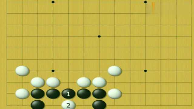 中国传统围棋:残局中黑棋有三格大眼,你知道怎样能两眼活棋?