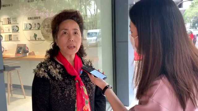 杨金来女士介绍:流水西苑社区又为居民谋福利啦! 阿伟报道