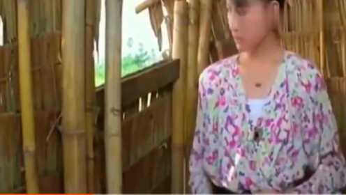【腾讯视频】 美女被俩个匪徒劫持，强迫脱衣服，一件都不能留