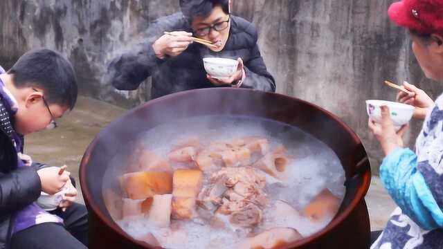 九九土钵炖排骨香气满天飞,呼噜呼噜吃到钵翻天,钵刮光了