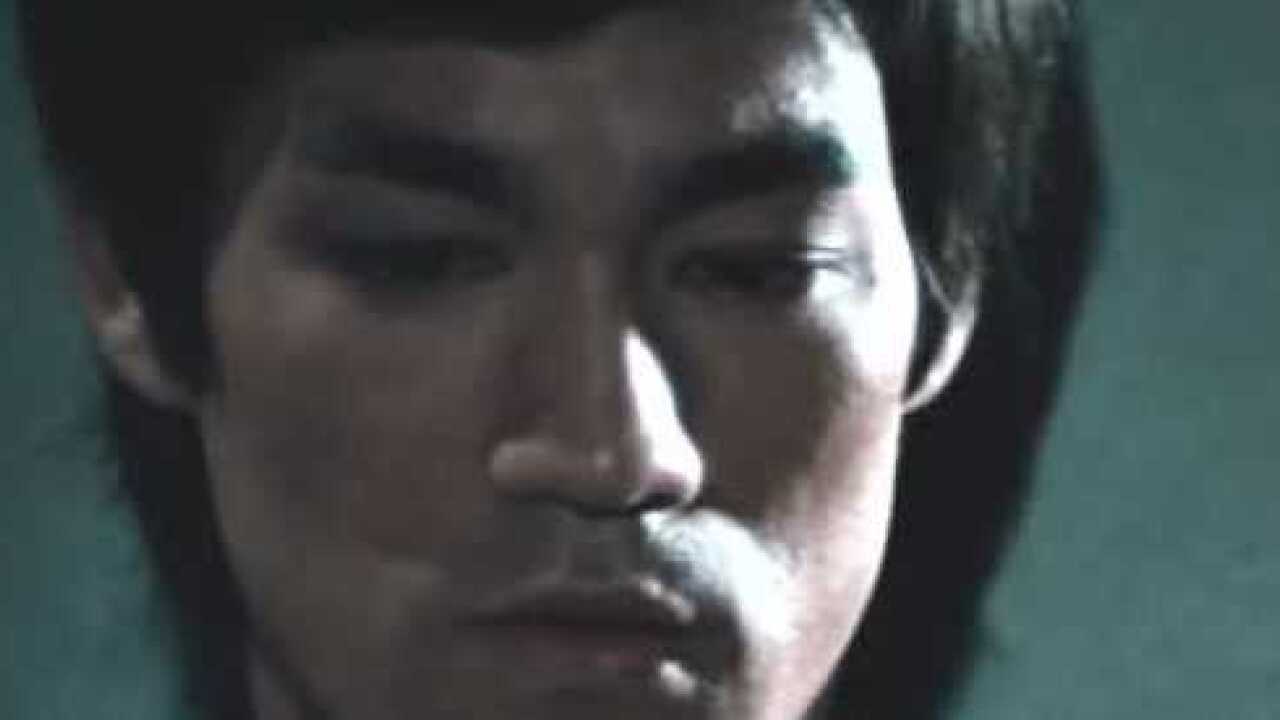 精武门李小龙版陈真怀疑师傅霍元甲的死因查出凶手