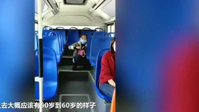 女子乘坐公交车因没来得及下车在公交车上脱裤小便满嘴飙脏话