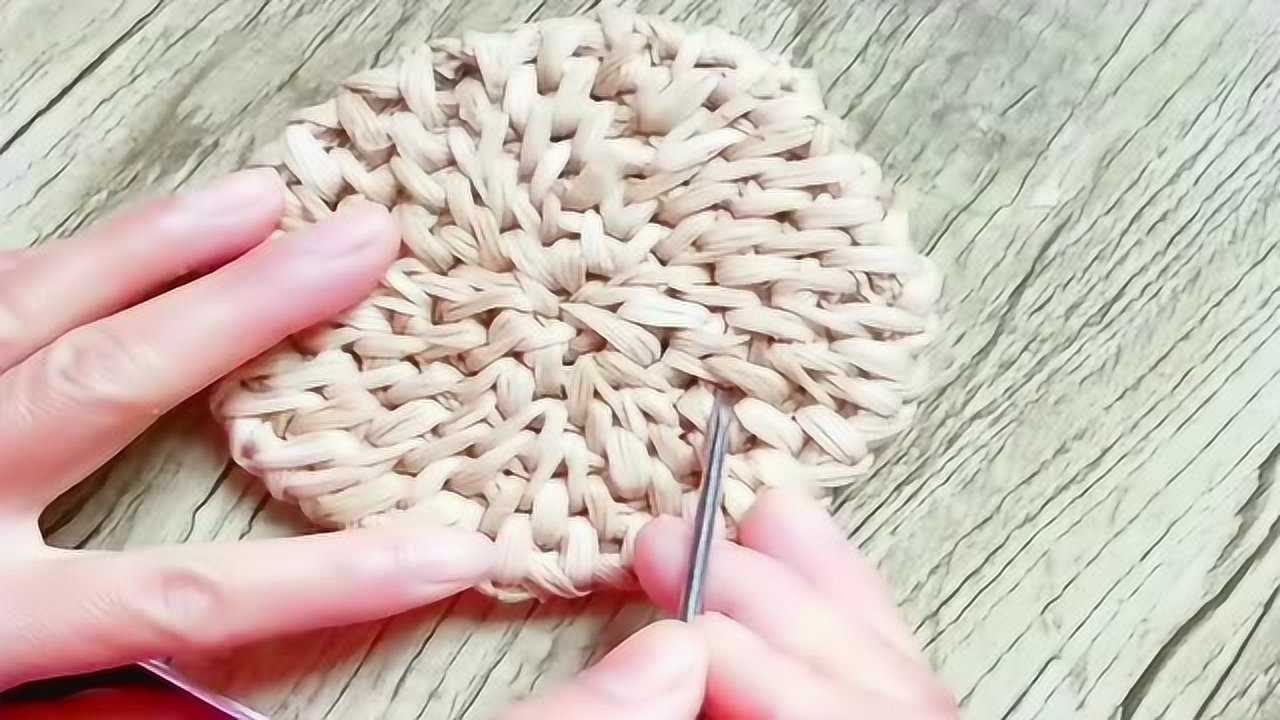 废旧的玉米皮经过手艺人编织后竟可以变成一个茶杯垫