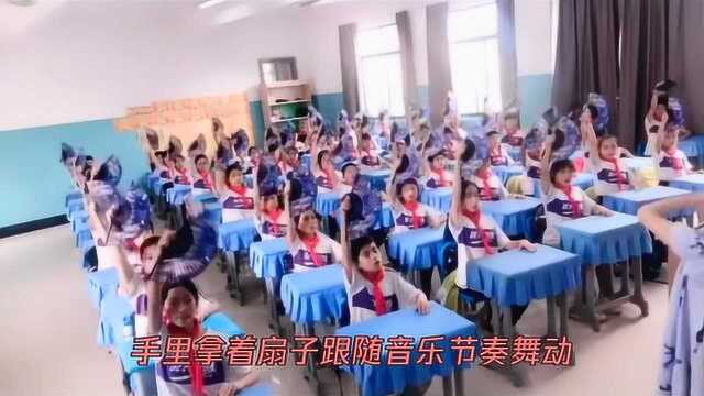 看的热血沸腾!小学生课堂上表演《霸王别姬》,扇子舞一招一式颇有气势