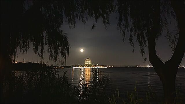 夜晚中的苏州却有着美不胜收的景色,尤其这个湖边夜景