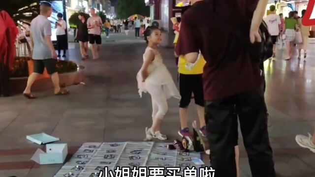 实拍湖南省宁乡夜市,地摊经济开放后,小孩都可以摆摊赚到钱了