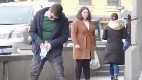 小伙街头恶搞,用瓶子模仿撒尿,美女无奈不敢转头! - 腾讯视频