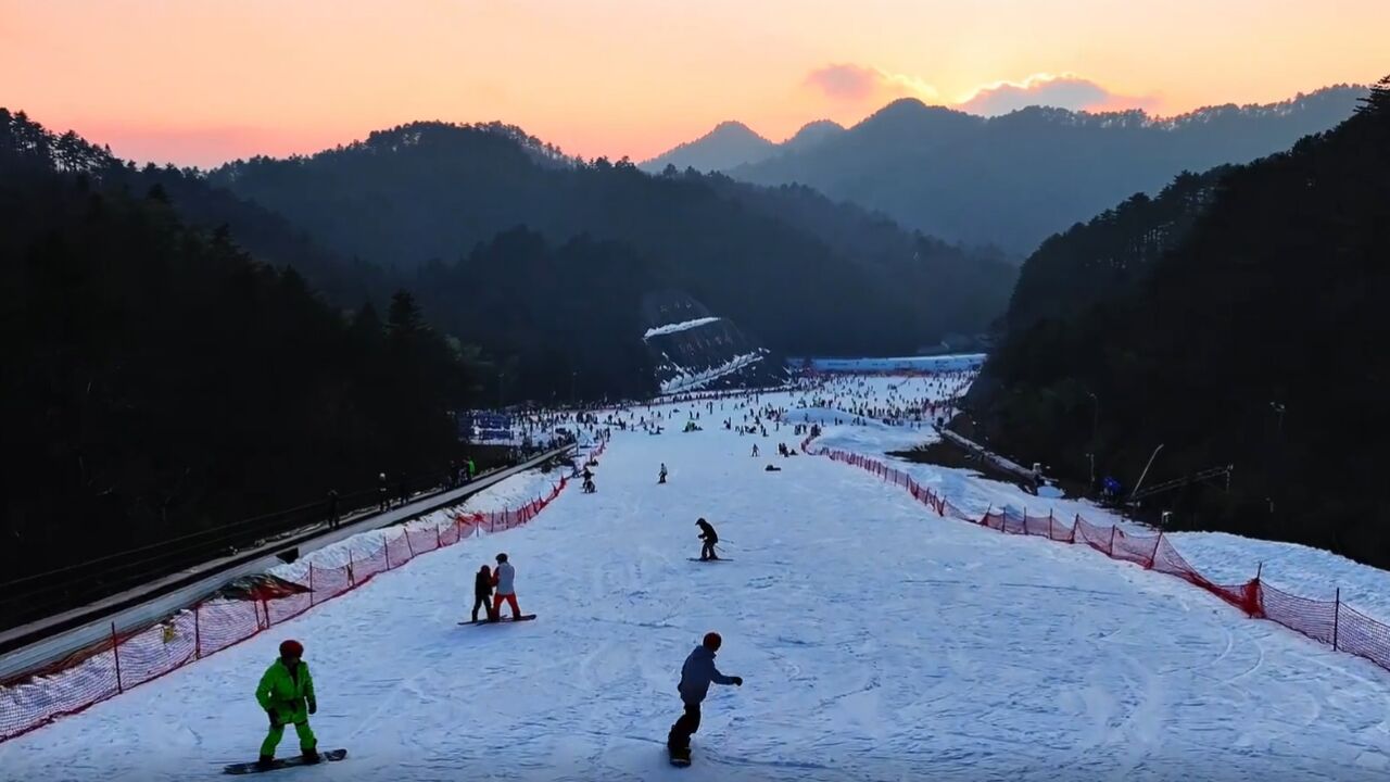 南方人有自己的冰雪大世界 游客在家门口可体验“北国冬天”