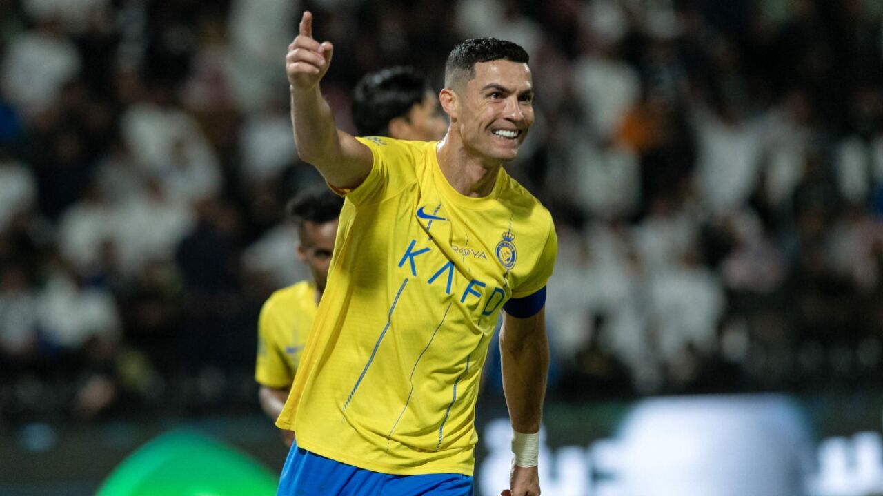 双向奔赴!上千粉丝接机齐声高喊ronaldo C罗大秀中文:你好!