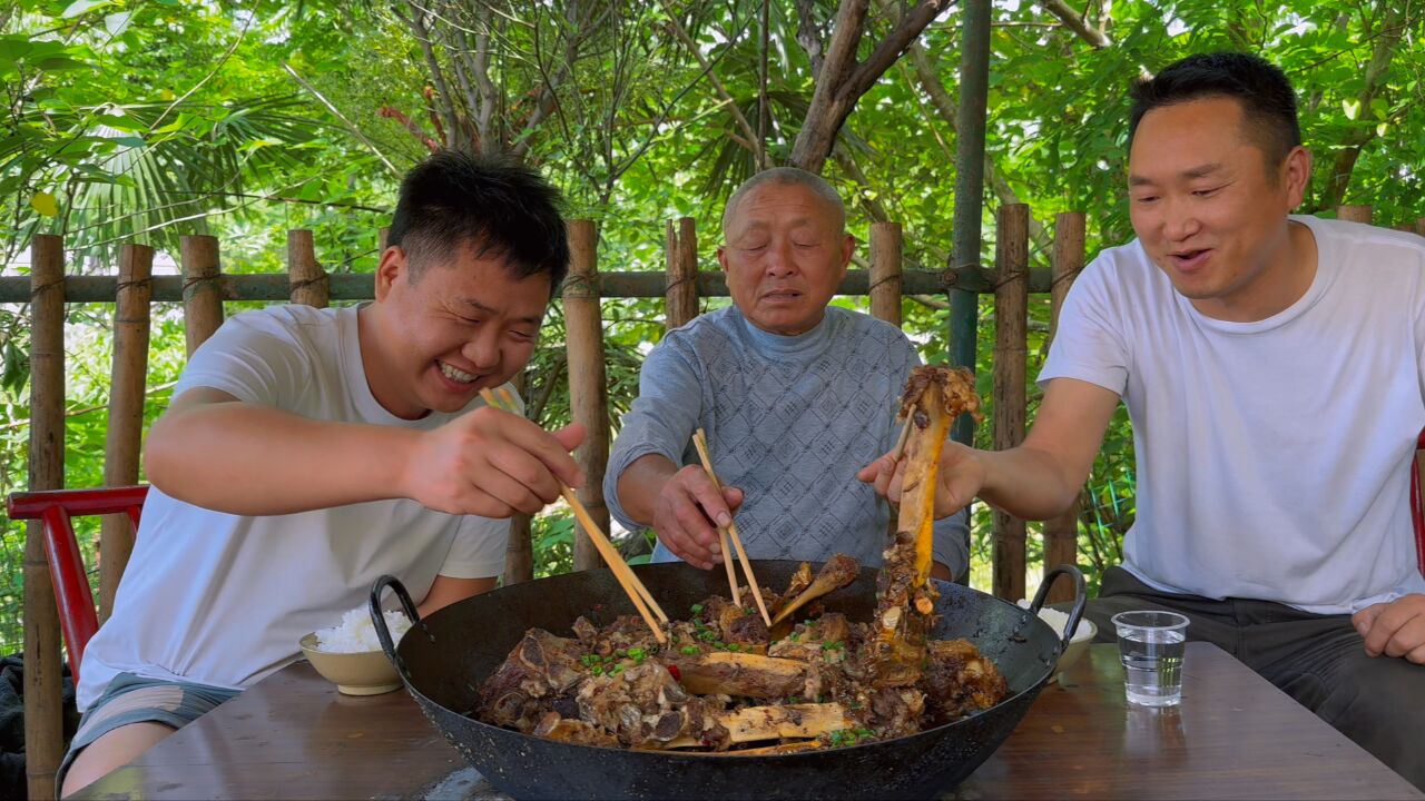 一块钱一斤的牛骨头,满满一大锅,下酒真爽!