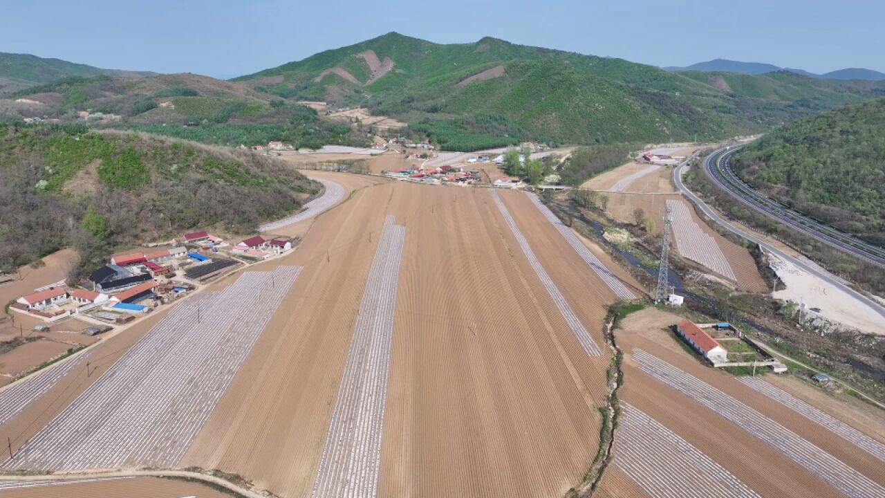 鞍山境内距离丹东最近的乡镇,处在盆地中,谁家在这里?