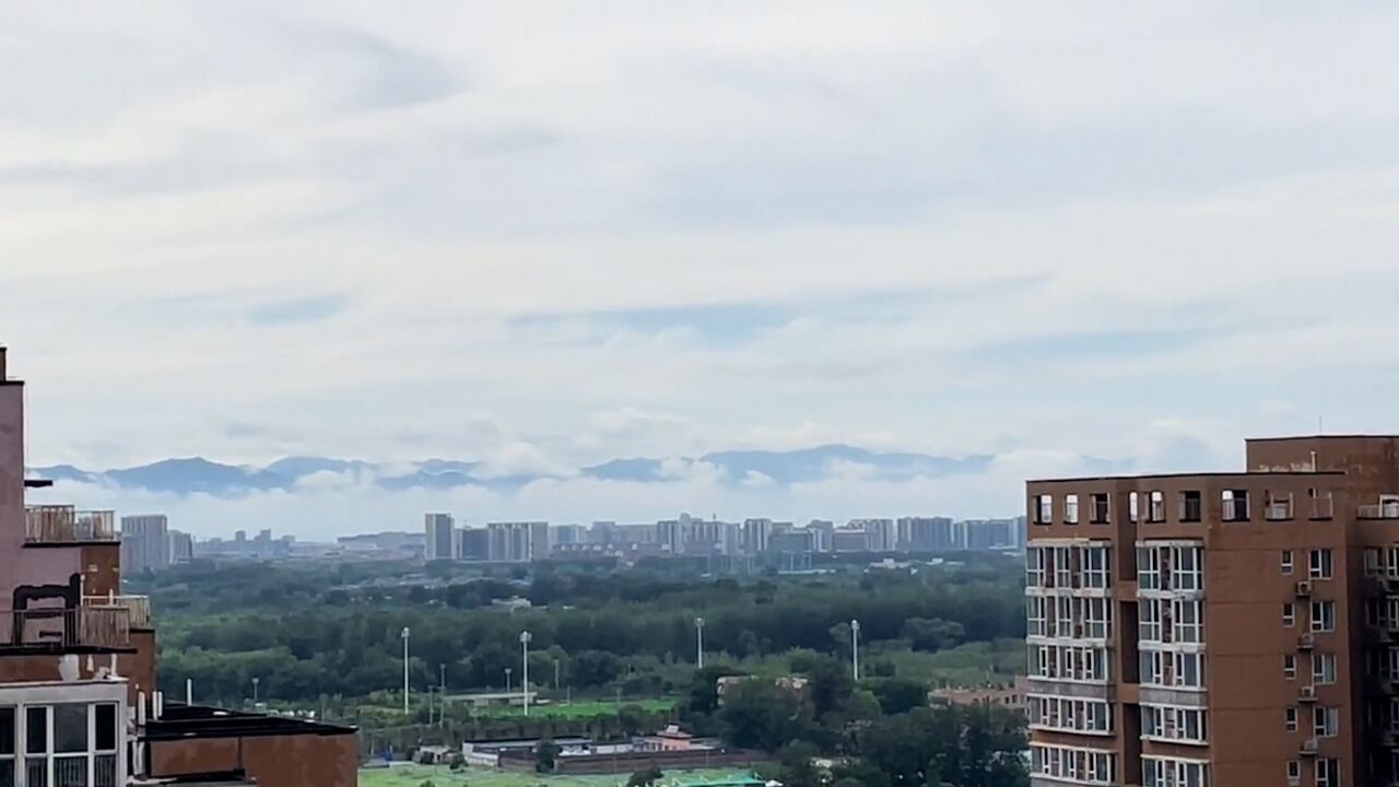 高考首日北京雨后现壮美云海 祝考生青云直上金榜题名