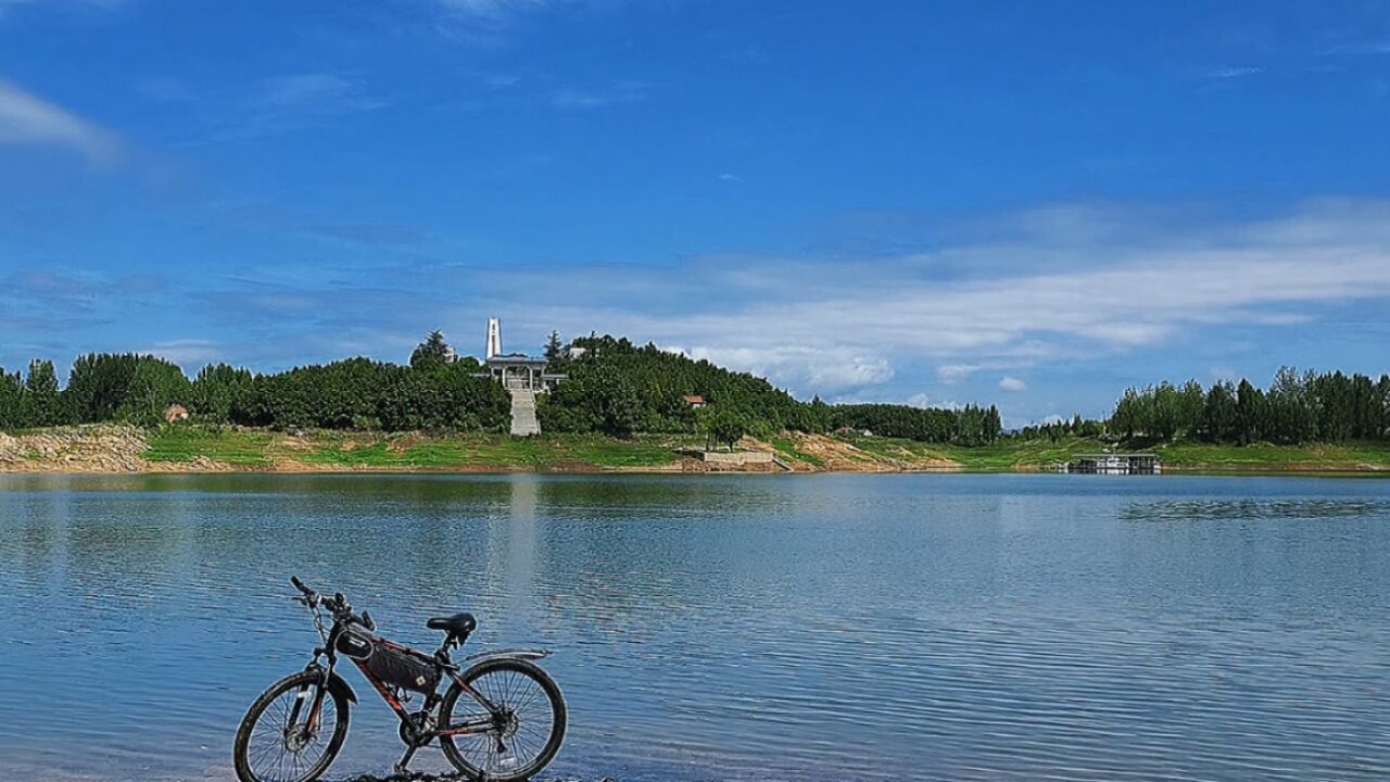 今日小暑.骑行赏平湖,给人一种别样的感觉