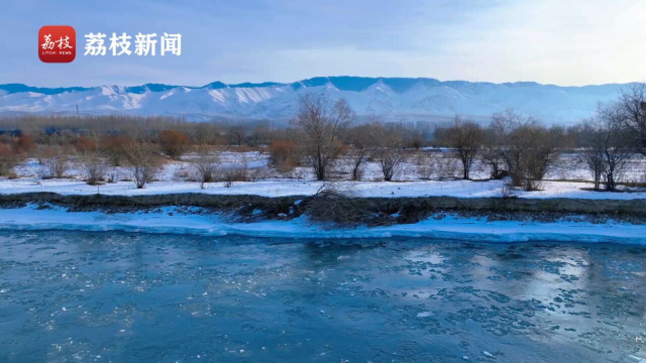 童话世界!新疆特克斯河冰蓝纯澈 野鸭戏水如精灵