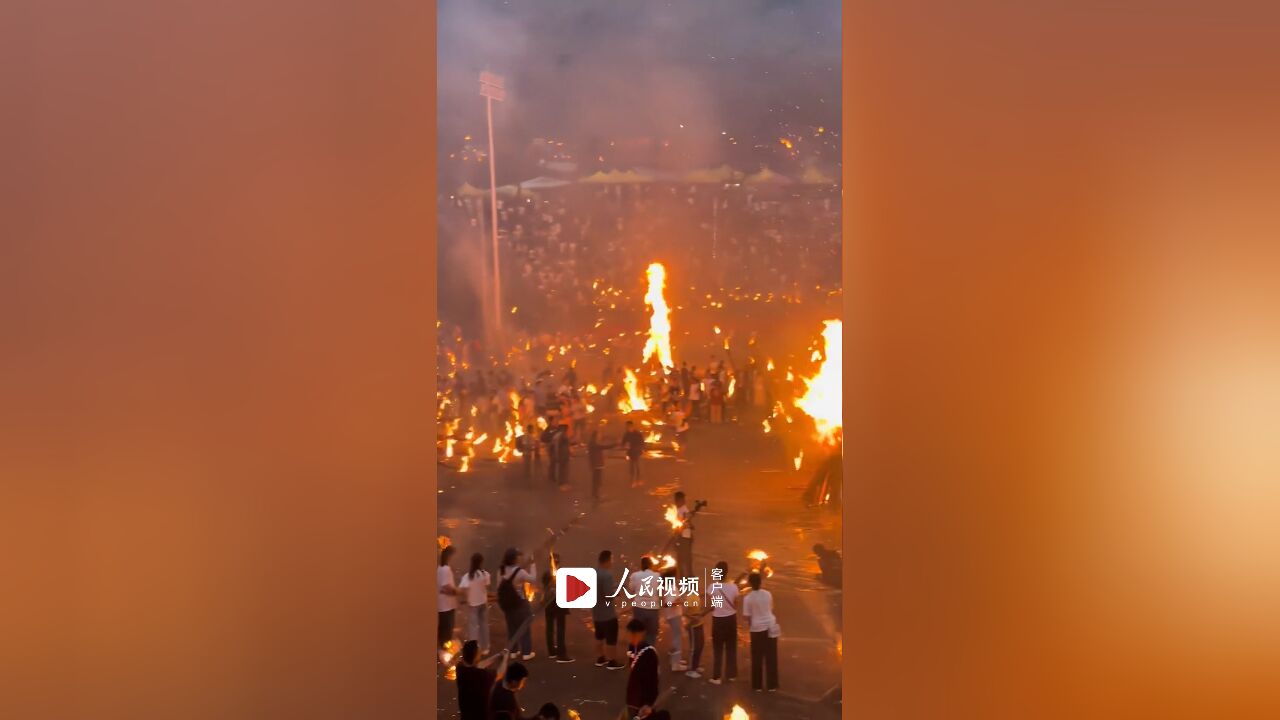 这氛围感绝了!凉山彝族火把节点火活动在各分会场举行