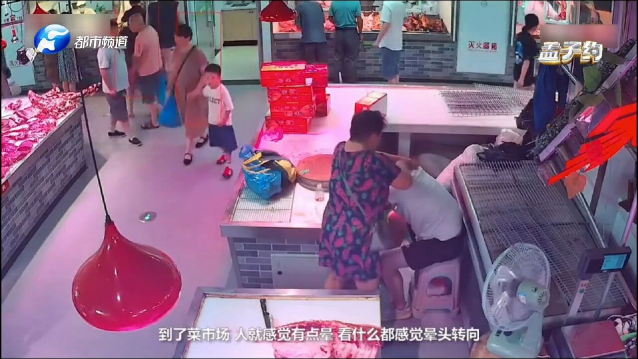 肉铺老板喝多趴在桌上酣睡,买菜阿姨以为中暑 ,喜提祛暑“纹身”