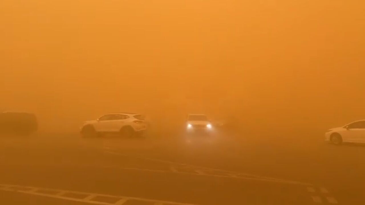 遮天蔽日!实拍内蒙古局地强沙尘暴:大风裹黄沙侵袭,天空被染红褐色