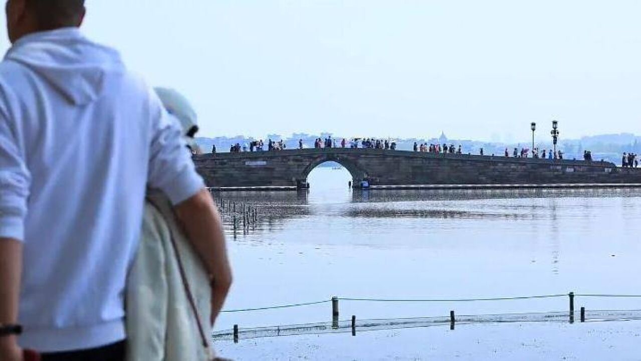 雨水止步阳光回归 市民游客“清凉”游西湖