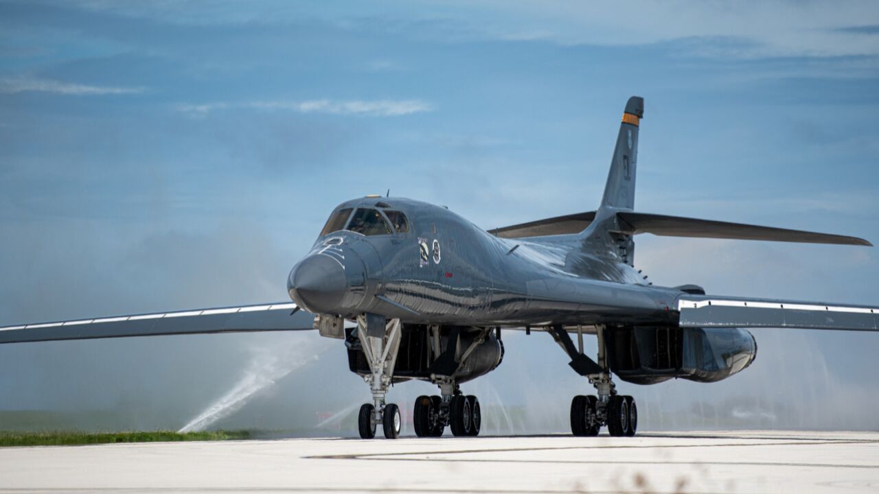 B1 Lancer 轰炸机运行和副翼滚转,爱德华兹空军基地航展