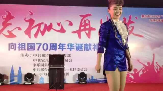 美女魔术师表演的魔术,赢得台下阵阵掌声和叫好表演的真不错