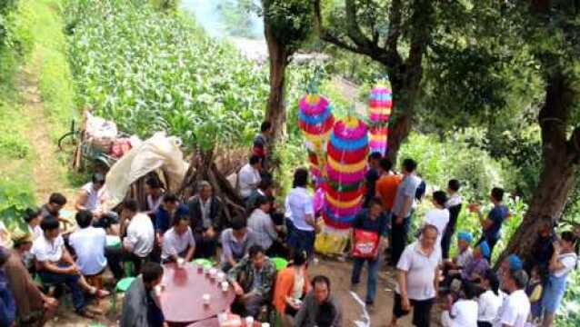 实拍四川农村丧葬习俗,老人去世要办两次宴席