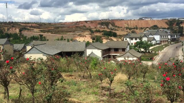 实拍处于小盆地里的云南建水碗窑新村,村里很多紫陶作坊