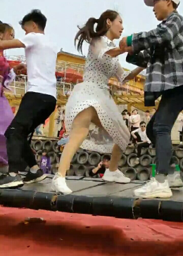 美女裙子都掀起来了，也不挡一下，是不是故意的