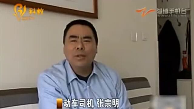 这对夫妻隔窗相望,因为没有办法团聚,他们用这种方式传递温暖!