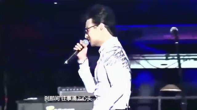 汪峰深情演绎《在雨中》,浑厚的嗓音,听得人既感动而又忧伤