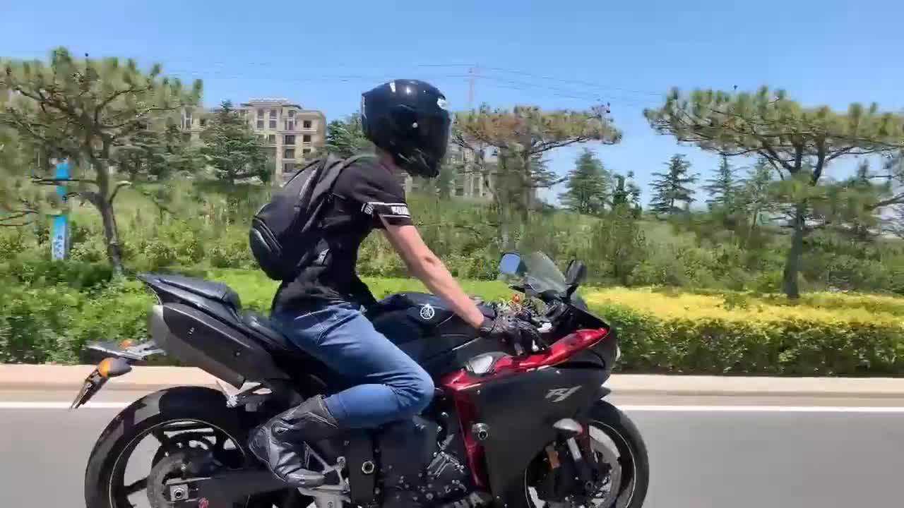 果然有气质的帅哥都是骑机车的,网友:太帅了,还是单身吗?