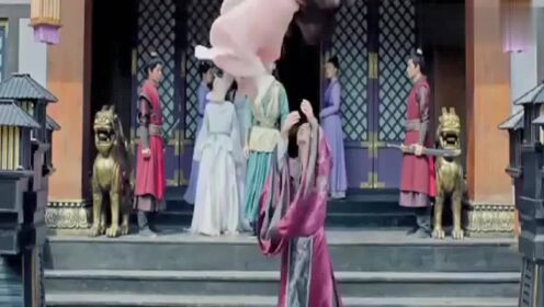 漂亮女子穿越到古代,从天而降落入王爷怀中,谁想竟被王爷扔回去