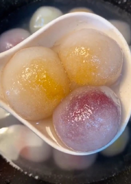 晶莹剔透的水晶汤圆，忍不住想咬上一口！