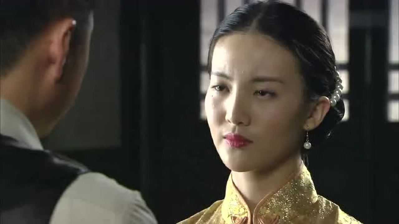 金晨穿着旗袍跳舞看起来有些憋手蹩脚的